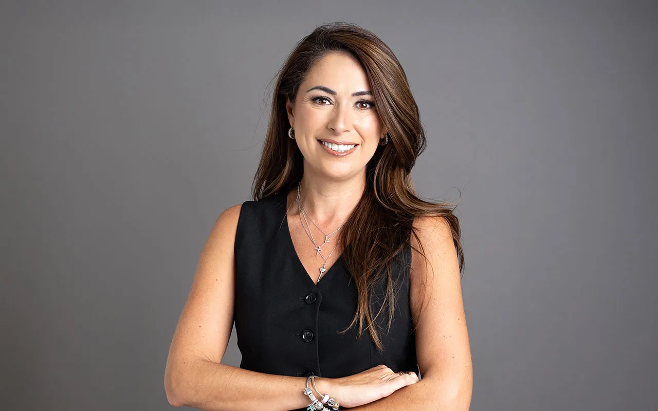 Marisol Randall impartiendo capacitación financiera, destacando su membresía en MDRT y liderazgo en asesoría patrimonial estratégica.