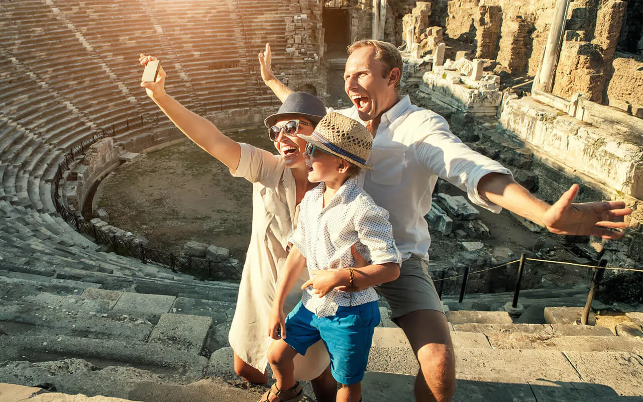 Familia joven disfrutando un viaje en ruinas históricas, simbolizando libertad financiera y experiencias de vida posibles gracias a una buena planificación patrimonial.